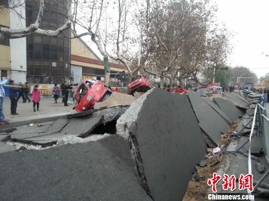 在距離青島爆燃事故爆炸中心現場1公里外的青島市黃島區齋堂島街，受爆炸沖擊的街道露出了20多厘米厚的混凝土路面，似揭開的魚鱗，路邊躺著十余輛側翻的汽車。 黃品璇 攝