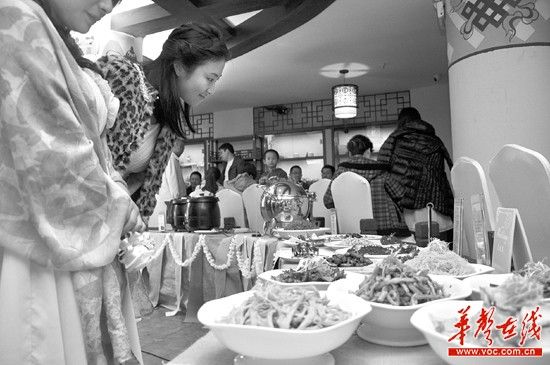 11月24日，長沙市第一場“素婚宴”以自助形式舉辦，深受婚禮親朋好友喜愛。 實習記者 唐俊 攝
