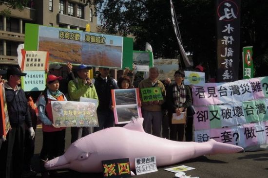 臺環保團體持“綠牡蠣”批江：說一套做一套（圖）