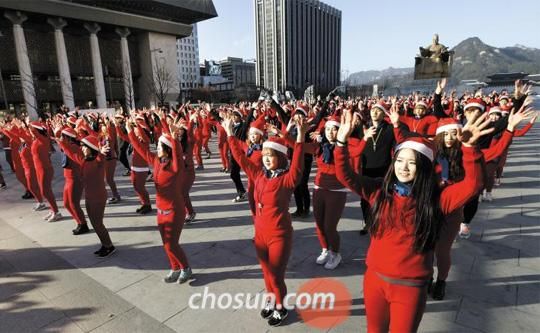 28日下午，在首爾光化門廣場上，首爾綜合藝術學校的350名學生身穿紅色內衣正在跳舞。他們伴隨2014年仁川亞運會主題歌跳1個小時的舞蹈，呼吁將仁川亞運會打造成“低碳環保大會”。（韓國《朝鮮日報》網站截圖） 