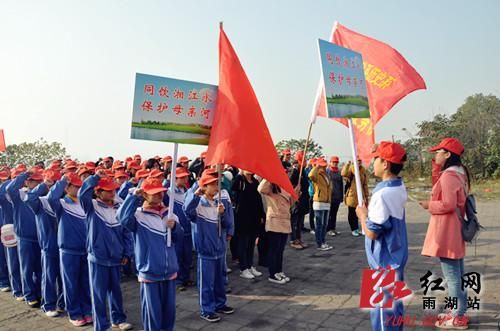 湘潭雨湖區開展“青春志愿行共筑中國夢”環保志愿活動