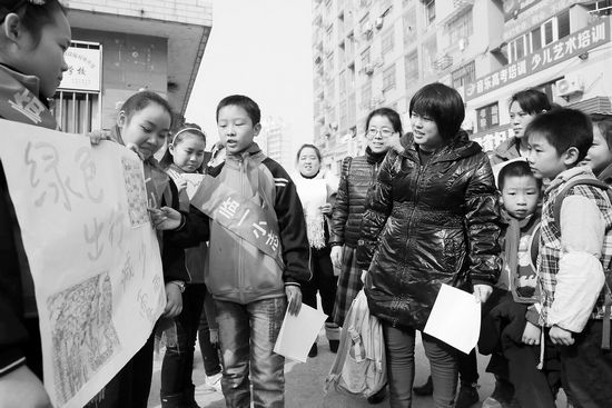 環保小志愿者街頭宣傳“綠色出行，減少霧霾”