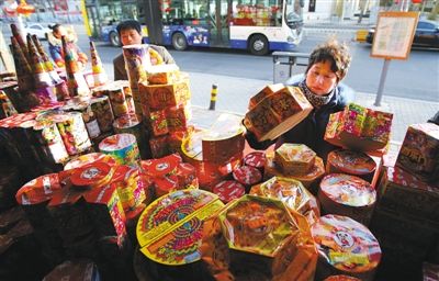 朝陽區一煙花爆竹銷售網點，開售首日網點門可羅雀，僅有少數市民前來詢問煙花價格。攝影/新京報記者 王貴彬