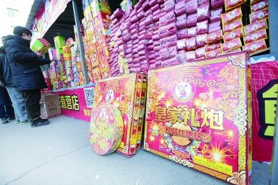 今天上午，煙花爆竹零售遇冷，大量爆竹還沒有售出攝/法制晚報記者 王賀健