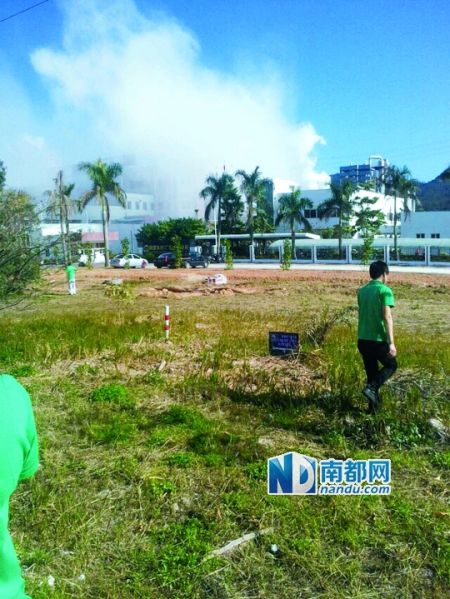    廠房冒出濃煙，工人四散。受訪者供圖