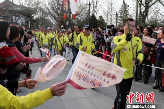 西安發起千人徒步華清宮踐行綠色環保公益理念