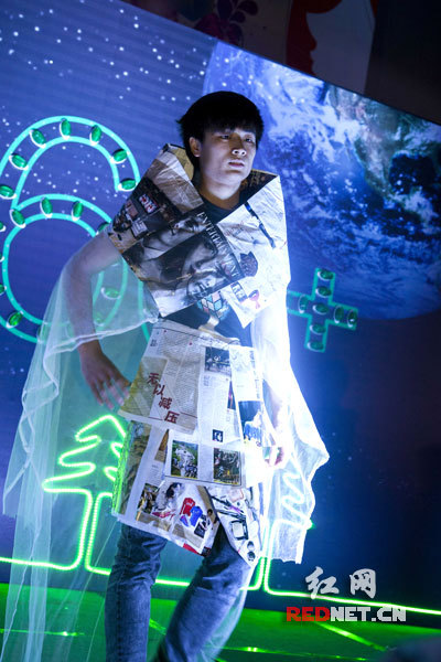 長沙市民參與地球一小時活動演環保服裝秀開環保作品展