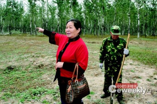 劉玉英，身后是她雇來看護林地的工人。《中國經濟周刊》記者 肖翊 攝 