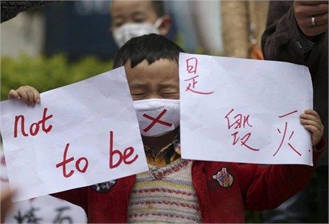 　　各地抗議游行標語聳動、悲情