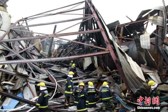 截至下午5點，現場又發現并確認2人死亡。經全面排查企業員工，尚有3人未取得聯系。目前明火已經被撲滅，現場救援仍在緊張進行中，事故原因正在調查中。中新社發 李波 攝