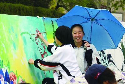雨中撐傘畫延慶