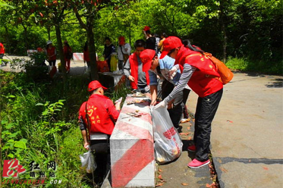 靖州：志愿者登山撿垃圾促環保