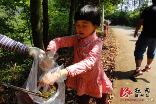 靖州：志愿者登山撿垃圾促環保